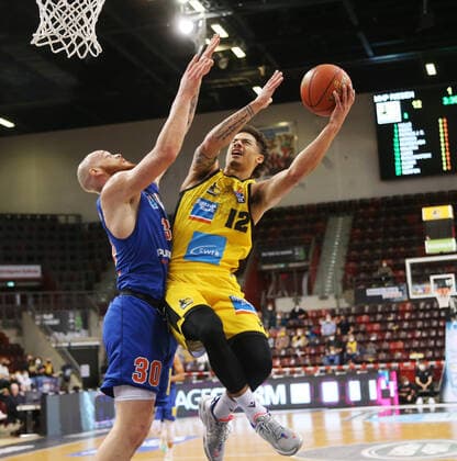 Jonah Radebaugh (Riesen, rechts) . MHP Riesen Ludwigsburg vs. Mitteldeutscher BC . Basketball-Bundesliga 2021-2022. Ludwigsburg , GER, 30.03.2022,