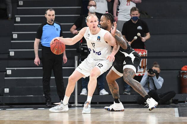 Basketball I Herren I Saison 2021-2022 I Eurocup I 17. Spieltag I Hamburg Towers - Dolomiti Energia Trento I 30.03.2022 Seth Hinrichs (12, Hamburg Towers) gegen (4, Dolomiti Energia Trento) Hamburg edel-optics.de Arena Hamburg Deutschland Copyright: xLobeca AndreasxHannigx