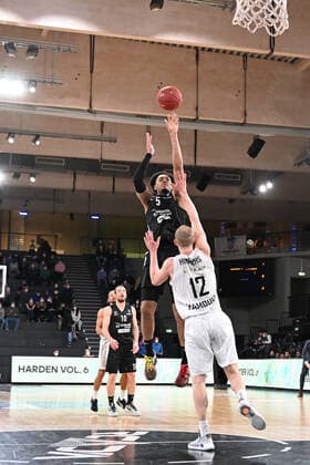 Basketball I Herren I Saison 2021-2022 I Eurocup I 17. Spieltag I Hamburg Towers - Dolomiti Energia Trento I 30.03.2022 Seth Hinrichs (12, Hamburg Towers) gegen Cameron Reynolds (5, Dolomiti Energia Trento) Hamburg edel-optics.de Arena Hamburg Deutschland Copyright: xLobeca AndreasxHannigx