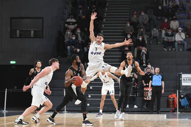 Bilder des Jahres 2022, Sport 03 März Sport Themen der Woche KW13 Sport Bilder des Tages Basketball I Herren I Saison 2021-2022 I Eurocup I 17. Spieltag I Hamburg Towers - Dolomiti Energia Trento I 30.03.2022 Maximilian DiLeo (3, Hamburg Towers) spektakulär gegen Dominique Johnson (0, Dolomiti Energia Trento) Hamburg edel-optics.de Arena Hamburg Deutschland *** Basketball I Men I 2021 2022 season I Eurocup I 17 matchday I Hamburg Towers Dolomiti Energia Trento I 30 03 2022 Maximilian DiLeo 3, Hamburg Towers spectacular against Dominique Johnson 0, Dolomiti Energia Trento Hamburg edel optics de Arena Hamburg Germany Copyright: xLobeca AndreasxHannigx