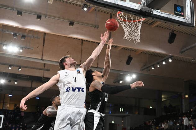 Basketball I Herren I Saison 2021-2022 I Eurocup I 17. Spieltag I Hamburg Towers - Dolomiti Energia Trento I 30.03.2022 Maik Kotsar (11, Hamburg Towers) gegen Cameron Reynolds (5, Dolomiti Energia Trento) Hamburg edel-optics.de Arena Hamburg Deutschland Copyright: xLobeca AndreasxHannigx