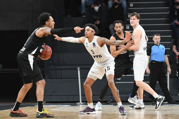 Basketball I Herren I Saison 2021-2022 I Eurocup I 17. Spieltag I Hamburg Towers - Dolomiti Energia Trento I 30.03.2022 Cameron Reynolds (5, Dolomiti Energia Trento) gegen Caleb Homesley (5, Hamburg Towers) Hamburg edel-optics.de Arena Hamburg Deutschland Copyright: xLobeca AndreasxHannigx