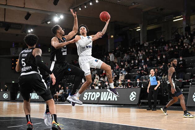 Basketball I Herren I Saison 2021-2022 I Eurocup I 17. Spieltag I Hamburg Towers - Dolomiti Energia Trento I 30.03.2022 Jonathan Williams (3, Dolomiti Energia Trento) blockt Caleb Homesley (5, Hamburg Towers) Hamburg edel-optics.de Arena Hamburg Deutschland Copyright: xLobeca AndreasxHannigx