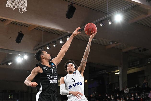 Basketball I Herren I Saison 2021-2022 I Eurocup I 17. Spieltag I Hamburg Towers - Dolomiti Energia Trento I 30.03.2022 Jonathan Williams (3, Dolomiti Energia Trento) blockt Caleb Homesley (5, Hamburg Towers) Hamburg edel-optics.de Arena Hamburg Deutschland Copyright: xLobeca AndreasxHannigx