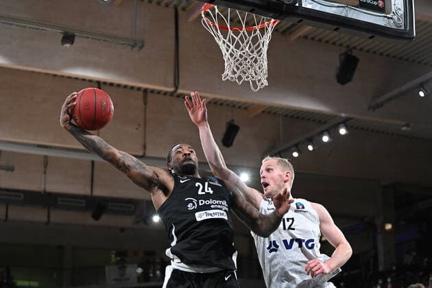Basketball I Herren I Saison 2021-2022 I Eurocup I 17. Spieltag I Hamburg Towers - Dolomiti Energia Trento I 30.03.2022 Seth Hinrichs (12, Hamburg Towers) gegen Jordan Caroline (24, Dolomiti Energia Trento) Hamburg edel-optics.de Arena Hamburg Deutschland Copyright: xLobeca AndreasxHannigx