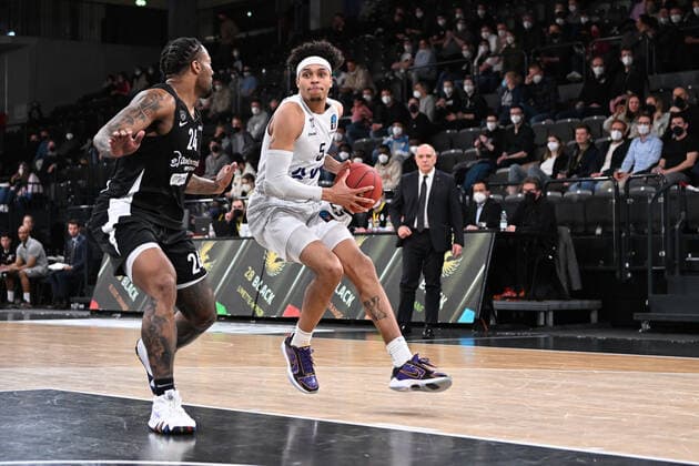 Basketball I Herren I Saison 2021-2022 I Eurocup I 17. Spieltag I Hamburg Towers - Dolomiti Energia Trento I 30.03.2022 Caleb Homesley (5, Hamburg Towers) gegen Jordan Caroline (24, Dolomiti Energia Trento) Hamburg edel-optics.de Arena Hamburg Deutschland Copyright: xLobeca AndreasxHannigx
