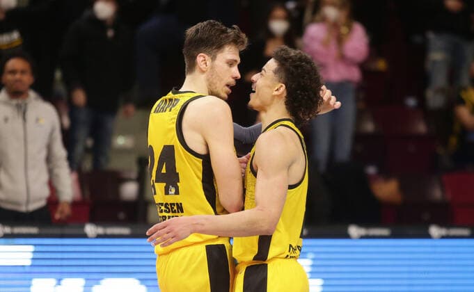 Ludwigsburg , Basketball easycredit BBL Bundesliga . MHP Riesen Ludwigsburg vs. SYNTAINICS MBC , von links: Ethan Happ Jonah Radebaugh ( Riesen )