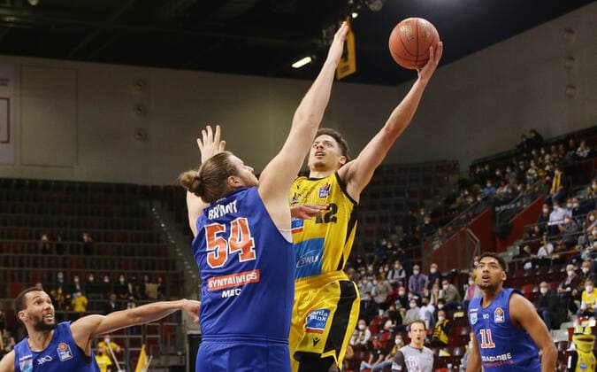 Ludwigsburg , Basketball easycredit BBL Bundesliga . MHP Riesen Ludwigsburg vs. SYNTAINICS MBC , von links: John Bryant Jonah Radebaugh ( Riesen )