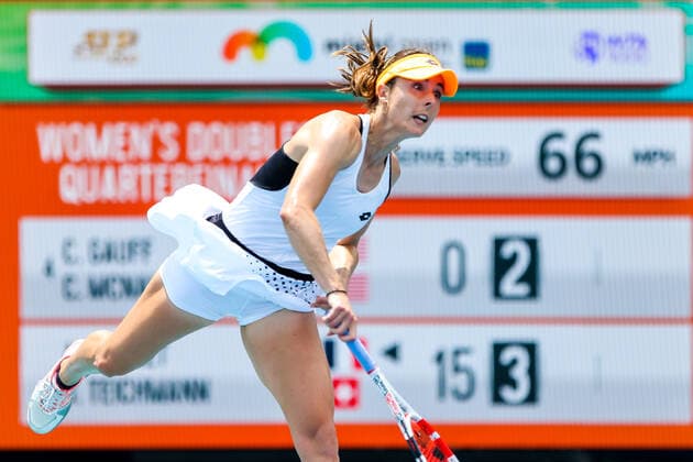 March 30, 2022, Miami Gardens, Florida, United States: Alize Cornet (FRA) serves during women s doubles at the Miami Open presented by Itau at Hard Rock Stadium in Miami Gardens, Florida. Miami Gardens United States - ZUMAw109 20220330_zap_w109_011 Copyright: xDebbyxWongx