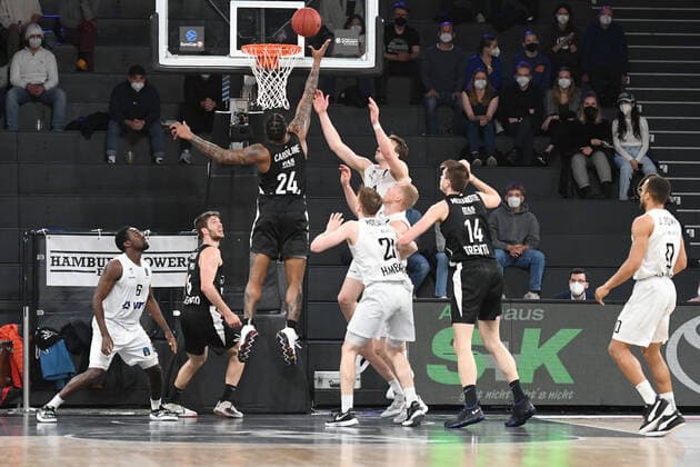 Basketball I Herren I Saison 2021-2022 I Eurocup I 17. Spieltag I Hamburg Towers - Dolomiti Energia Trento I 30.03.2022 Jordan Caroline (24, Dolomiti Energia Trento) am Korb - doch der Ball geht nicht rein Hamburg edel-optics.de Arena Hamburg Deutschland Copyright: xLobeca AndreasxHannigx