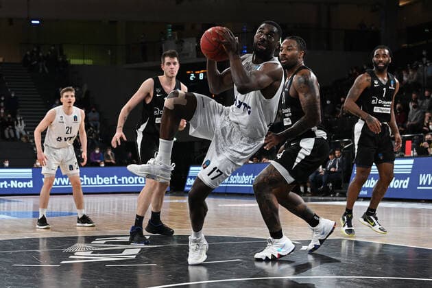 Basketball I Herren I Saison 2021-2022 I Eurocup I 17. Spieltag I Hamburg Towers - Dolomiti Energia Trento I 30.03.2022 Eddy Edigin (17, Hamburg Towers) im Zweikampf mit Jordan Caroline (24, Dolomiti Energia Trento) Hamburg edel-optics.de Arena Hamburg Deutschland Copyright: xLobeca AndreasxHannigx