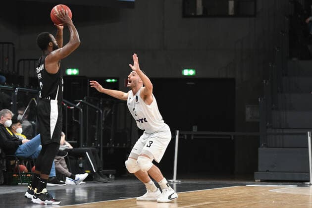 Basketball I Herren I Saison 2021-2022 I Eurocup I 17. Spieltag I Hamburg Towers - Dolomiti Energia Trento I 30.03.2022 Dominique Johnson (0, Dolomiti Energia Trento) mit dem 3-Punkte Versuch gegen Maximilian DiLeo (3, Hamburg Towers) Hamburg edel-optics.de Arena Hamburg Deutschland Copyright: xLobeca AndreasxHannigx
