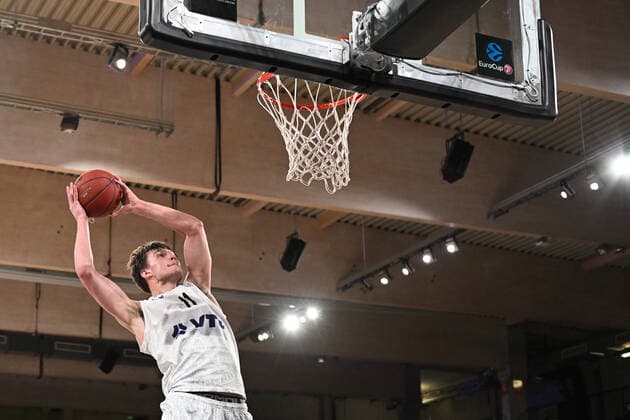 Basketball I Herren I Saison 2021-2022 I Eurocup I 17. Spieltag I Hamburg Towers - Dolomiti Energia Trento I 30.03.2022 Bäääm - Maik Kotsar (11, Hamburg Towers) mit ungestörtem Dunk Hamburg edel-optics.de Arena Hamburg Deutschland Copyright: xLobeca AndreasxHannigx