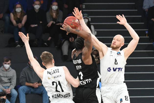 Basketball I Herren I Saison 2021-2022 I Eurocup I 17. Spieltag I Hamburg Towers - Dolomiti Energia Trento I 30.03.2022 Justus Hollatz (21, Hamburg Towers) und Robin Christen (8, Hamburg Towers) nehmen Desonta Bradford (1, Dolomiti Energia Trento) in die Zange Hamburg edel-optics.de Arena Hamburg Deutschland Copyright: xLobeca AndreasxHannigx
