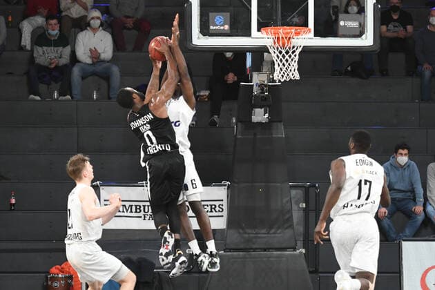 Basketball I Herren I Saison 2021-2022 I Eurocup I 17. Spieltag I Hamburg Towers - Dolomiti Energia Trento I 30.03.2022 Dominique Johnson (0, Dolomiti Energia Trento) steigt hoch - Osaro Rich (6, Hamburg Towers) ist zur Stelle Hamburg edel-optics.de Arena Hamburg Deutschland Copyright: xLobeca AndreasxHannigx