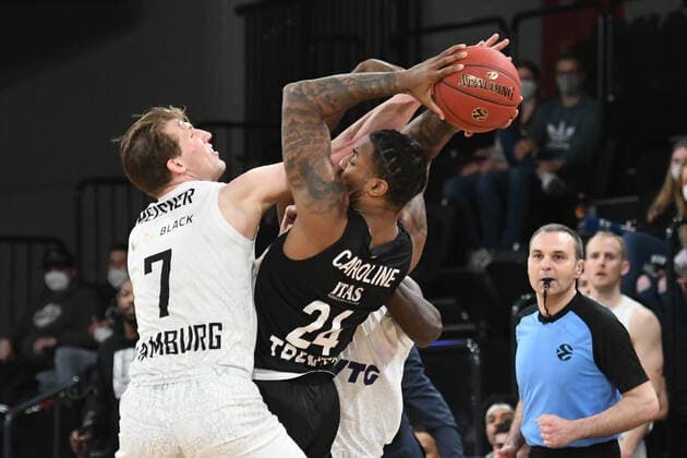 Basketball I Herren I Saison 2021-2022 I Eurocup I 17. Spieltag I Hamburg Towers - Dolomiti Energia Trento I 30.03.2022 Lukas Meisner (7, Hamburg Towers) und Osaro Rich (6, Hamburg Towers) checken Jordan Caroline (24, Dolomiti Energia Trento) zu Boden Hamburg edel-optics.de Arena Hamburg Deutschland Copyright: xLobeca AndreasxHannigx