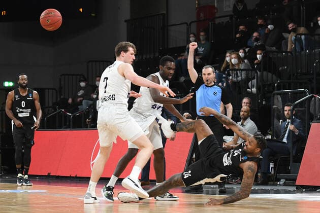 Basketball I Herren I Saison 2021-2022 I Eurocup I 17. Spieltag I Hamburg Towers - Dolomiti Energia Trento I 30.03.2022 Lukas Meisner (7, Hamburg Towers) und Osaro Rich (6, Hamburg Towers) checken Jordan Caroline (24, Dolomiti Energia Trento) zu Boden Hamburg edel-optics.de Arena Hamburg Deutschland Copyright: xLobeca AndreasxHannigx