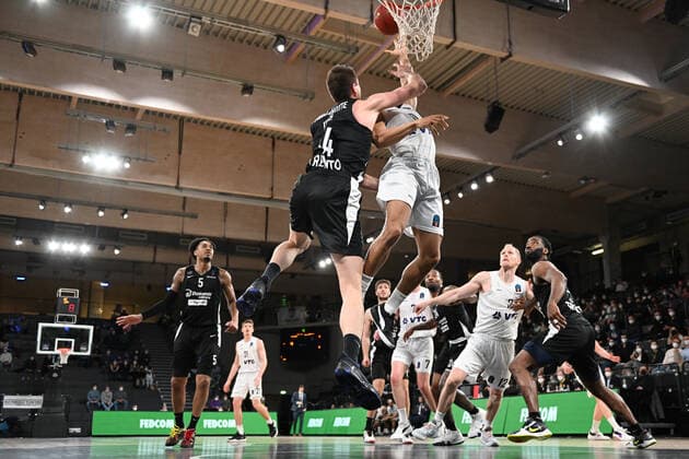 Basketball I Herren I Saison 2021-2022 I Eurocup I 17. Spieltag I Hamburg Towers - Dolomiti Energia Trento I 30.03.2022 Jaylon Brown (0, Hamburg Towers) wird in der Luft von Andrea Mezzanotte (14, Dolomiti Energia Trento) angegangen Hamburg edel-optics.de Arena Hamburg Deutschland Copyright: xLobeca AndreasxHannigx