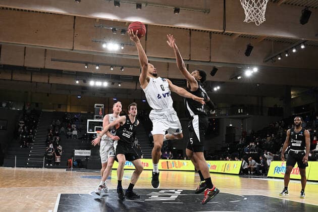 Basketball I Herren I Saison 2021-2022 I Eurocup I 17. Spieltag I Hamburg Towers - Dolomiti Energia Trento I 30.03.2022 Jaylon Brown (0, Hamburg Towers) gegen Cameron Reynolds (5, Dolomiti Energia Trento) Hamburg edel-optics.de Arena Hamburg Deutschland Copyright: xLobeca AndreasxHannigx