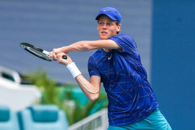 March 30, 2022, Miami Gardens, Florida, United States: Jannik Sinner (ITA) returns a shot during the men s singles fourth round match at the Miami Open presented by Itau at Hard Rock Stadium in Miami Gardens, Florida. Miami Gardens United States - ZUMAw109 20220330_zap_w109_036 Copyright: xDebbyxWongx