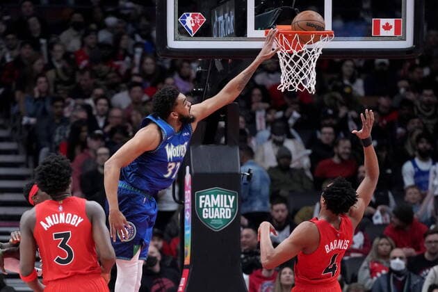 March 30, 2022, TORONTO, ON, CANADA: Minnesota Timberwolves centre Karl-Anthony Towns (32) dunks the ball as Toronto Raptors forward OG Anunoby (3) and teammate Scottie Barnes (4) looks on during first half NBA, Basketball Herren, USA basketball action in Toronto, Wednesday, March 30, 2022. Canada News - March 30, 2022 - ZUMAc35_ 20220330_zaf_c35_125 Copyright: xNathanxDenettex