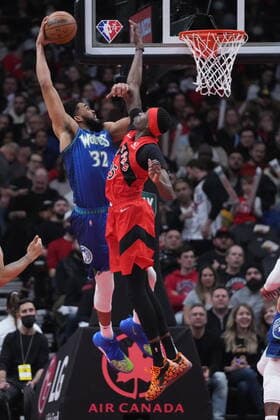 March 30, 2022, TORONTO, ON, CANADA: Minnesota Timberwolves centre Karl-Anthony Towns (32) dunks the ball past Toronto Raptors forward Chris Boucher (25) during first half NBA, Basketball Herren, USA basketball action in Toronto, Wednesday, March 30, 2022. Canada News - March 30, 2022 - ZUMAc35_ 20220330_zaf_c35_127 Copyright: xNathanxDenettex