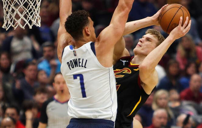 Cleveland Cavaliers forward Lauri Markkanen of Finland (R) goes to the basket against Dallas Mavericks center Dwight Powell of Canada (L) during the first half of the NBA, Basketball Herren, USA game between the Cleveland Cavaliers and the Dallas Mavericks at Rocket Mortgage Fieldhouse in Cleveland, Ohio, USA, 30 March 2022. Dallas Mavericks at Cleveland Cavaliers !ACHTUNG: NUR REDAKTIONELLE NUTZUNG!  Copyright: xDavidxMaxwellx AME7671 20220331-799e7dc5d0f98df8606b7c8c5daf529b2a9a3302