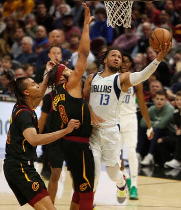 Dallas Mavericks guard Jalen Brunson (R) goes to the basket against Cleveland Cavaliers guard Lamar Stevens (C) and Cleveland Cavaliers center Moses Brown (L) during the first half of the NBA, Basketball Herren, USA game between the Cleveland Cavaliers and the Dallas Mavericks at Rocket Mortgage Fieldhouse in Cleveland, Ohio, USA, 30 March 2022. Dallas Mavericks at Cleveland Cavaliers !ACHTUNG: NUR REDAKTIONELLE NUTZUNG!  Copyright: xDavidxMaxwellx AME7673 20220331-8ab13c8b59914ecefc38c5021a7081605ec253fa