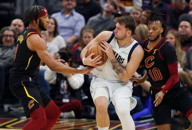 Sport Bilder des Tages Cleveland Cavaliers guard Lamar Stevens (L) and Cleveland Cavaliers guard Darius Garland (R) defend against Dallas Mavericks guard Luka Doncic of Slovenia (C) during the first half of the NBA, Basketball Herren, USA game between the Cleveland Cavaliers and the Dallas Mavericks at Rocket Mortgage Fieldhouse in Cleveland, Ohio, USA, 30 March 2022. Dallas Mavericks at Cleveland Cavaliers !ACHTUNG: NUR REDAKTIONELLE NUTZUNG!  Copyright: xDavidxMaxwellx AME7672 20220331-d5bcd05e4562ef00e81e94be6456648e5618d46a