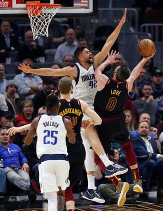 Dallas Mavericks forward Maxi Kleber of Germany ((R-C) defends against Cleveland Cavaliers forward Kevin Love (R) as Cleveland Cavaliers forward Lauri Markkanen of Finland (L-C) and Dallas Mavericks guard Reggie Bullock (L) look on during the first half of the NBA, Basketball Herren, USA game between the Cleveland Cavaliers and the Dallas Mavericks at Rocket Mortgage Fieldhouse in Cleveland, Ohio, USA, 30 March 2022. Dallas Mavericks at Cleveland Cavaliers !ACHTUNG: NUR REDAKTIONELLE NUTZUNG!  Copyright: xDavidxMaxwellx AME7675 20220331-bfbb8ab2ff3dab09a56badc6b18d923e5135c8d5