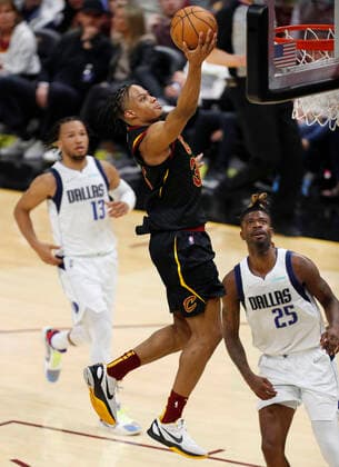 Cleveland Cavaliers guard Isaac Okoro (C) goes to the rim against Dallas Mavericks guard Jalen Brunson (L) and Dallas Mavericks guard Reggie Bullock (R) during the first half of the NBA, Basketball Herren, USA game between the Cleveland Cavaliers and the Dallas Mavericks at Rocket Mortgage Fieldhouse in Cleveland, Ohio, USA, 30 March 2022. Dallas Mavericks at Cleveland Cavaliers !ACHTUNG: NUR REDAKTIONELLE NUTZUNG!  Copyright: xDavidxMaxwellx AME7677 20220331-d274ee32aa68b1d73a38cf1412f6f73a69850fb8