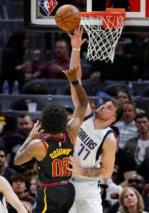 Dallas Mavericks guard Luka Doncic of Slovenia (R) fblocks the shot attempt of Cleveland Cavaliers guard Brandon Goodwin (L) during the second half of the NBA, Basketball Herren, USA game between the Cleveland Cavaliers and the Dallas Mavericks at Rocket Mortgage Fieldhouse in Cleveland, Ohio, USA, 30 March 2022. Dallas Mavericks at Cleveland Cavaliers !ACHTUNG: NUR REDAKTIONELLE NUTZUNG!  Copyright: xDavidxMaxwellx AME7688 20220331-48a6232e0f8da402d87f1015a419c32f737a5ede