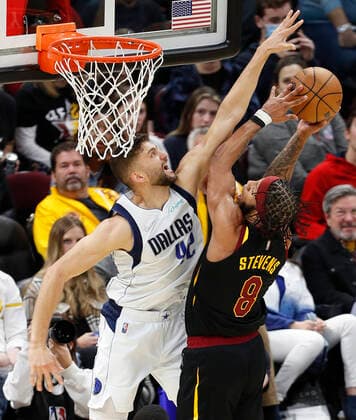 Dallas Mavericks forward Maxi Kleber of Germany (L) defends against Cleveland Cavaliers guard Lamar Stevens (R) during the second half of the NBA, Basketball Herren, USA game between the Cleveland Cavaliers and the Dallas Mavericks at Rocket Mortgage Fieldhouse in Cleveland, Ohio, USA, 30 March 2022. Dallas Mavericks at Cleveland Cavaliers !ACHTUNG: NUR REDAKTIONELLE NUTZUNG!  Copyright: xDavidxMaxwellx AME7693 20220331-07458542a668d2b52157b63e3b351182d59048ff
