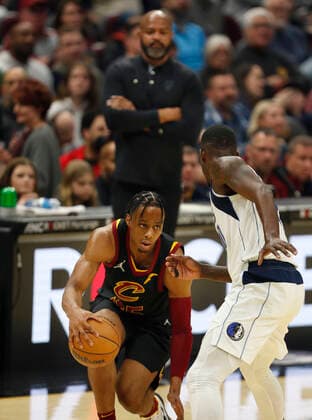 Dallas Mavericks forward Dorian Finney-Smith (R) defends against Cleveland Cavaliers guard Isaac Okoro (L) as Cavaliers head coach J.B. Bickerstaff (C) looks on during the first half of the NBA, Basketball Herren, USA game between the Cleveland Cavaliers and the Dallas Mavericks at Rocket Mortgage Fieldhouse in Cleveland, Ohio, USA, 30 March 2022. Dallas Mavericks at Cleveland Cavaliers !ACHTUNG: NUR REDAKTIONELLE NUTZUNG!  Copyright: xDavidxMaxwellx AME7696 20220331-31be5232362bed3fcb4489294af7db1798ff3cf9