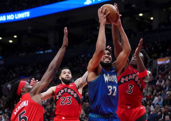 Sport Bilder des Tages March 30, 2022, TORONTO, ON, CANADA: Minnesota Timberwolves centre Karl-Anthony Towns (32) battles fends off Toronto Raptors teammates Precious Achiuwa (5) Fred VanVleet (23) and OG Anunoby (3) during second half NBA, Basketball Herren, USA basketball action in Toronto, Wednesday, March 30, 2022. Canada News - March 30, 2022 - ZUMAc35_ 20220330_zaf_c35_170 Copyright: xNathanxDenettex