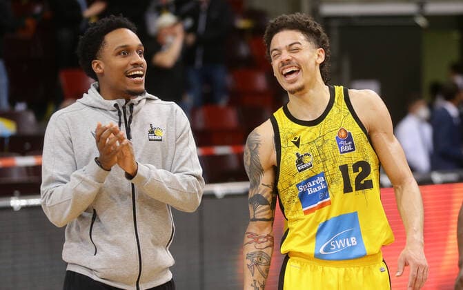 Ludwigsburg , Basketball easycredit BBL Bundesliga . MHP Riesen Ludwigsburg vs. SYNTAINICS MBC , von links: James Woodard Jonah Radebaugh ( Riesen )