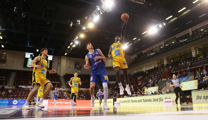 Ludwigsburg , Basketball easycredit BBL Bundesliga . MHP Riesen Ludwigsburg vs. SYNTAINICS MBC , von links: Goran Huskic ( MBC ) Rawle Alkins ( Riesen )