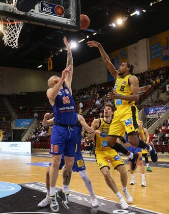 Ludwigsburg , Basketball easycredit BBL Bundesliga . MHP Riesen Ludwigsburg vs. SYNTAINICS MBC , von links: Reggie Upshaw ( MBC ) Justin Simon ( Riesen )