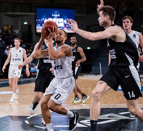 Jaylon Brown (Towers), Andrea Mezzanotte (Trento) 30.03.22, Hamburg, Hamburg Towers vs. Dolimiti Energia Trento, Basketball 7Days EuroCup, Round 17, Saison 2021 2022 Â