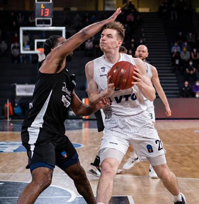 Desonta Bradford (Trento), Justus Hollatz (Towers) 30.03.22, Hamburg, Hamburg Towers vs. Dolimiti Energia Trento, Basketball 7Days EuroCup, Round 17, Saison 2021 2022 Â