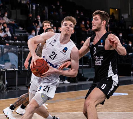 Justus Hollatz (Towers), Luca Conti (Trento) 30.03.22, Hamburg, Hamburg Towers vs. Dolimiti Energia Trento, Basketball 7Days EuroCup, Round 17, Saison 2021 2022 Â