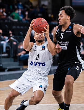 Jaylon Brown (Towers), Cameron Reynolds (Trento) 30.03.22, Hamburg, Hamburg Towers vs. Dolimiti Energia Trento, Basketball 7Days EuroCup, Round 17, Saison 2021 2022 Â
