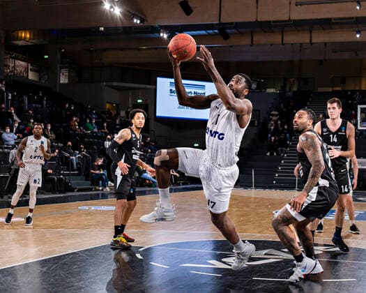 Cameron Reynolds (Trento), Eddy Edigin (Towers), Jordan Caroline (Trento) 13.01.20, Hamburg, Hamburg Towers vs. Dolimiti Energia Trento, Basketball 7Days EuroCup, Round 17, Saison 2021 2022 Â