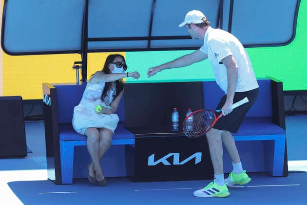 Torben Beltz begruesst Emma Raducanu Mutter Renee, Copyright: xJuergenxHasenkopfx