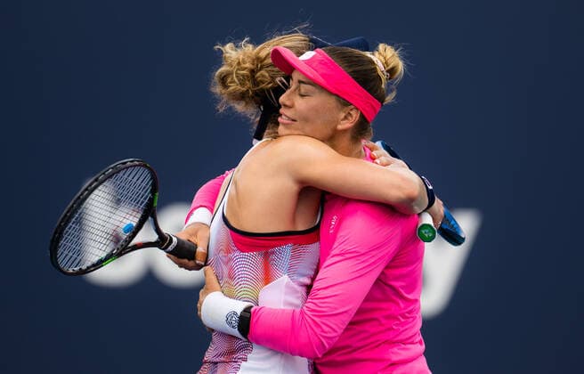 March 30, 2022, MIAMI, FLORIDA, UNITED STATES: Laura Siegemund of Germany & Vera Zvonareva of Russia in action during the doubles quarter-final of the 2022 Miami Open WTA, Tennis Damen 1000 tennis tournament MIAMI UNITED STATES - ZUMAa181 20220330_zaa_a181_043 Copyright: xRobxPrangex