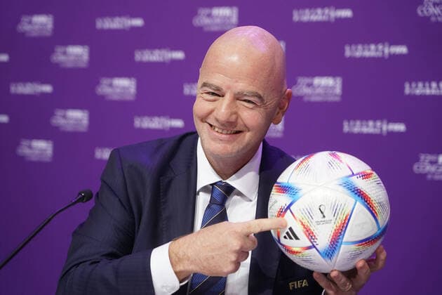 Sport Themen der Woche KW13 Sport Bilder des Tages Ansprache FIFA Präsident Gianni Infantino mit dem WM Ball - Doha 31.03.2022: 72. FIFA Congress, DECC Doha *** Address FIFA President Gianni Infantino with the World Cup Ball Doha 31 03 2022 72 FIFA Congress, DECC Doha