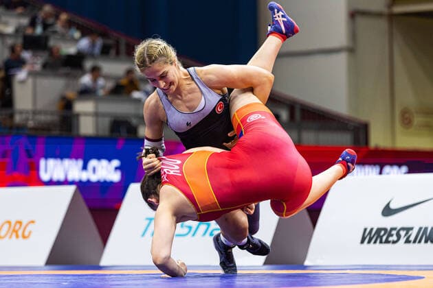 Bilder des Jahres 2022, Sport 03 März Sport Themen der Woche KW13 Sport Bilder des Tages Wrestling European Championships 2022 72kg WW - Buse CAVUSOGLU TOSUN (TUR) df. Alexandra Nicoleta ANGHEL (ROU) Budapest BOK Sportcsarnok Hungary *** Wrestling European Championships 2022 72kg WW Buse CAVUSOGLU TOSUN TUR df Alexandra Nicoleta ANGHEL ROU Budapest BOK Sportcsarnok Hungary Copyright: xUnitedxWorldxWrestlingx xKadirxCaliskanx cal