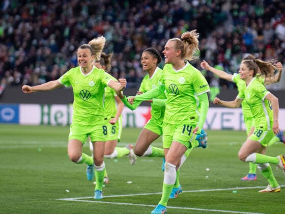 Bilder des Jahres 2022, Sport 03 März Sport Themen der Woche KW13 Lena Lattwein (8 Vfl Wolfsburg) vfl3 und Jill Roord (14 Vfl Wolfsburg) jubeln über das Tor zum 1-0 beim UEFA Womens Champions League Rückspiel VFL Wolfsburg - Arsenal WFC am 31.03.2022. Wolfsburg Volkswagen Arena Niedersachsen Deutschland *** Lena Lattwein 8 Vfl Wolfsburg vfl3 and Jill Roord 14 Vfl Wolfsburg cheer for the goal to make it 1 0 during the UEFA Womens Champions League second leg match VFL Wolfsburg Arsenal WFC on 31 03 2022 Wolfsburg Volkswagen Arena Niedersachsen Germany