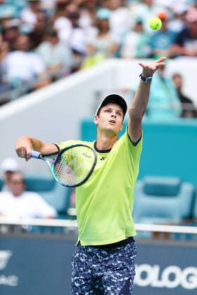 March 31, 2022, Miami Gardens, Florida, United States: Hubert Hurkacz (POL) serves during the men s singles quarterfinals at the Miami Open presented by Itau at Hard Rock Stadium in Miami Gardens, Florida. Miami Gardens United States - ZUMAw109 20220331_zap_w109_011 Copyright: xDebbyxWongx