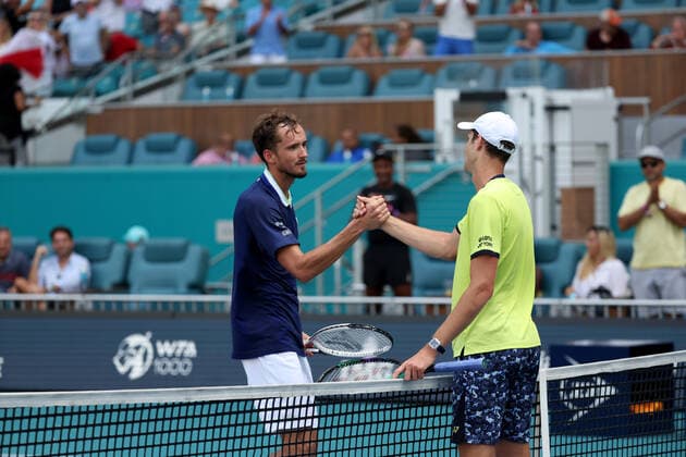 March 31, 2022, Miami Gardens, Florida, United States Of America: MIAMI GARDENS, FLORIDA - MARCH 31: Hubert Hurkacz of Poland defeats Daniil Medvedev of Russia in the quarter finals of the men s singles at the Miami Open at the Hard Rock Stadium on March 31, 2022 in Miami Gardens, Florida...People: Hubert Hurkacz Miami Gardens United States Of America - ZUMAs214 20220331_zda_s214_104 Copyright: xSMGx